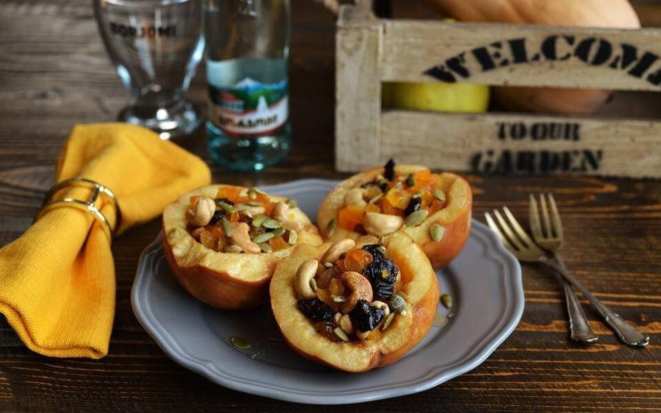 Baked quince with walnuts 