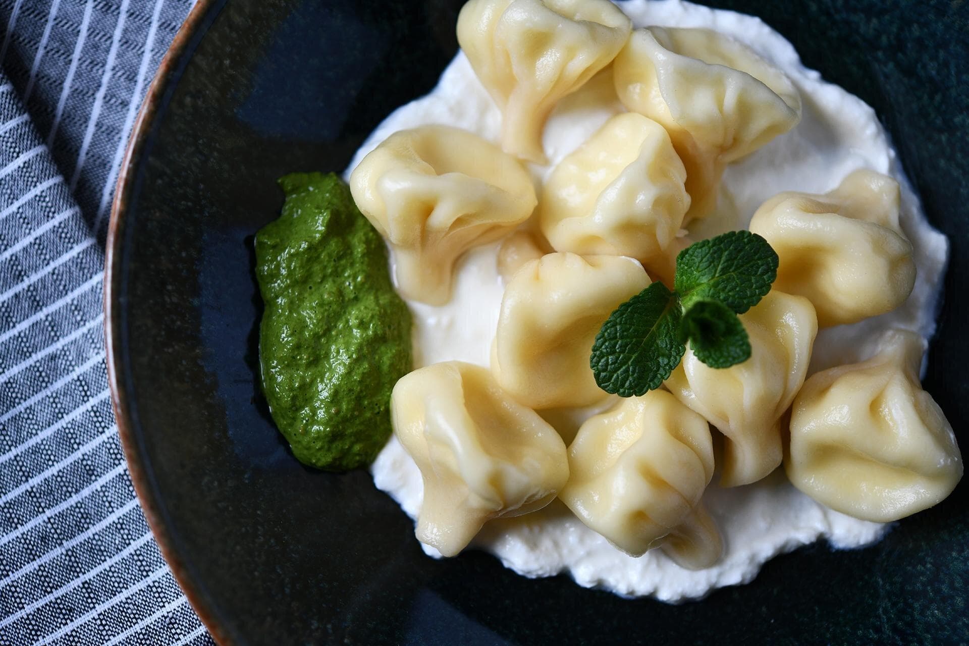Сырные хинкали с соусом из процеженного мацони и шпината