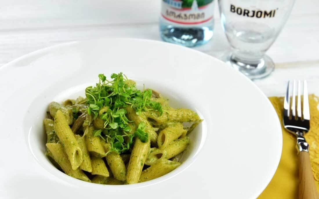 Pasta with pesto and mushrooms