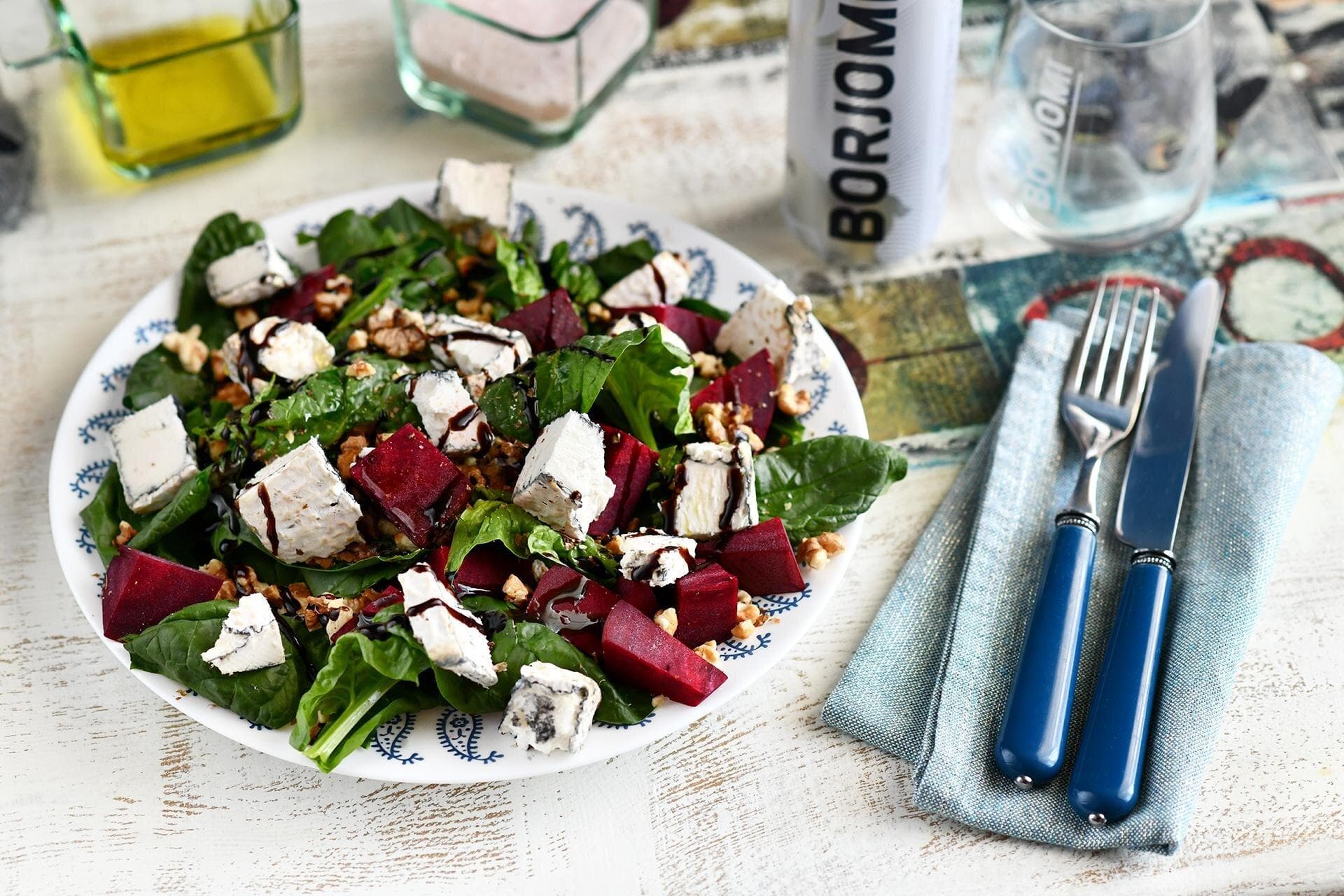 Spinach salad with Ashmelo Cheese