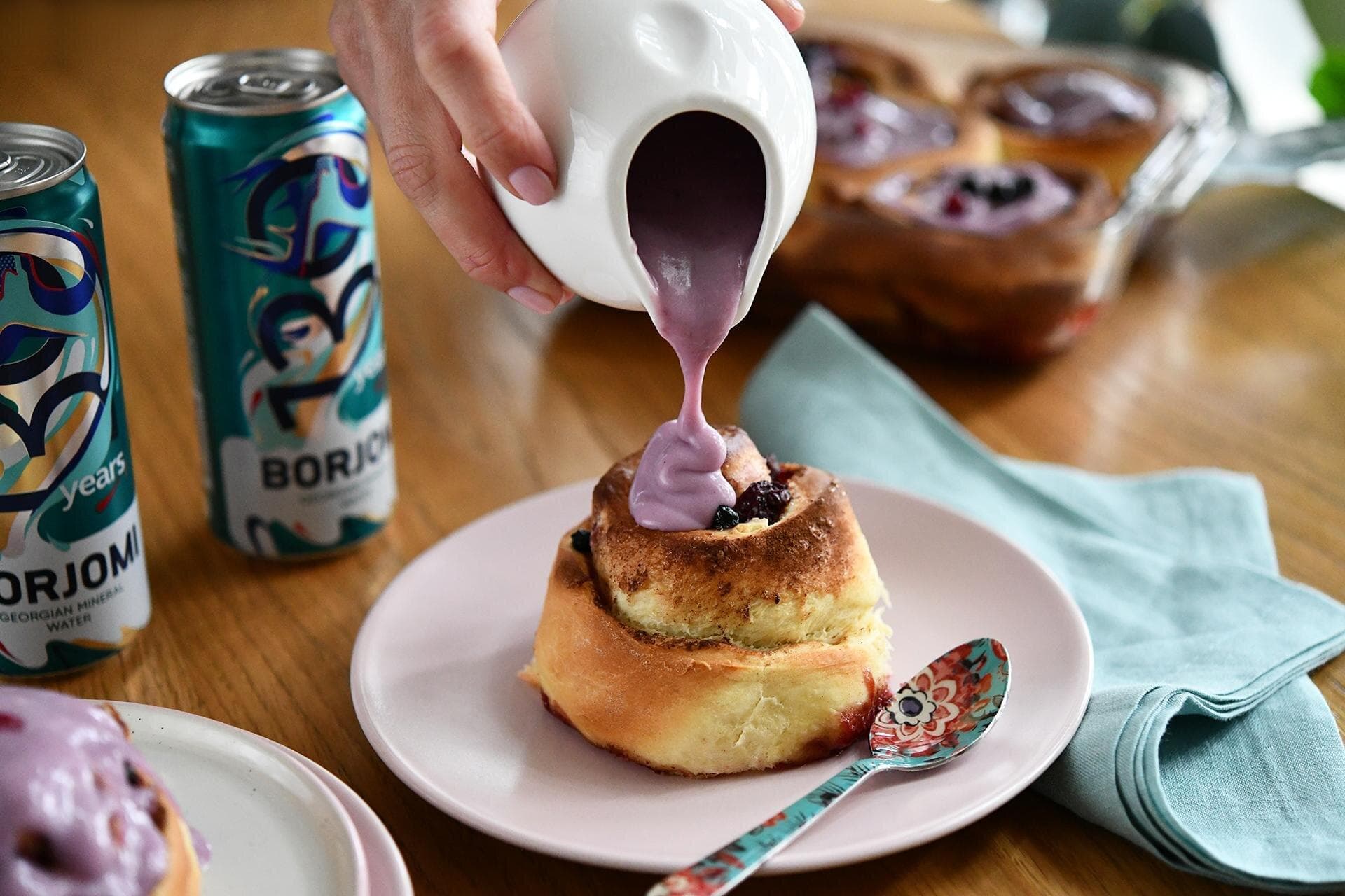 Cinnamon rolls with berries