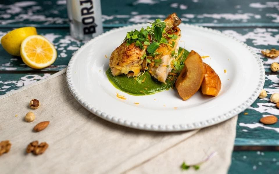 Запечённая курица с айвой и соусом из эстрагона