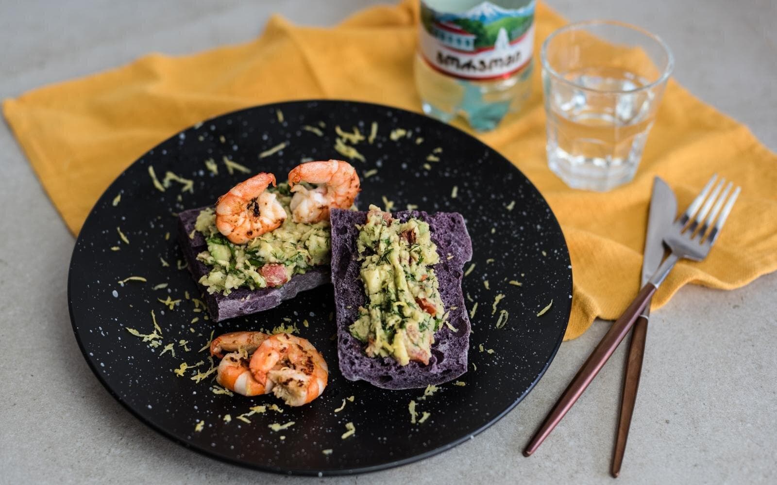 Guakamole with Saperavi bread and shrimps