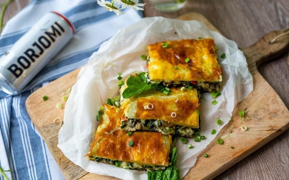 Puff PIE WITH VEGETABLES AND CHEESE