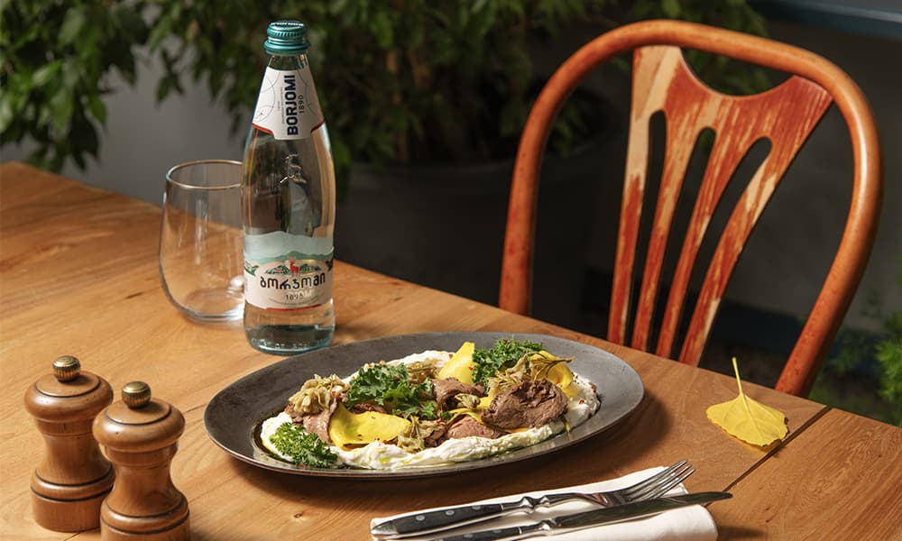 სალათა საქონლის სუკით, ფერმენტირებული ნიახურის ბოლქვით და პირშუშხას მუსით