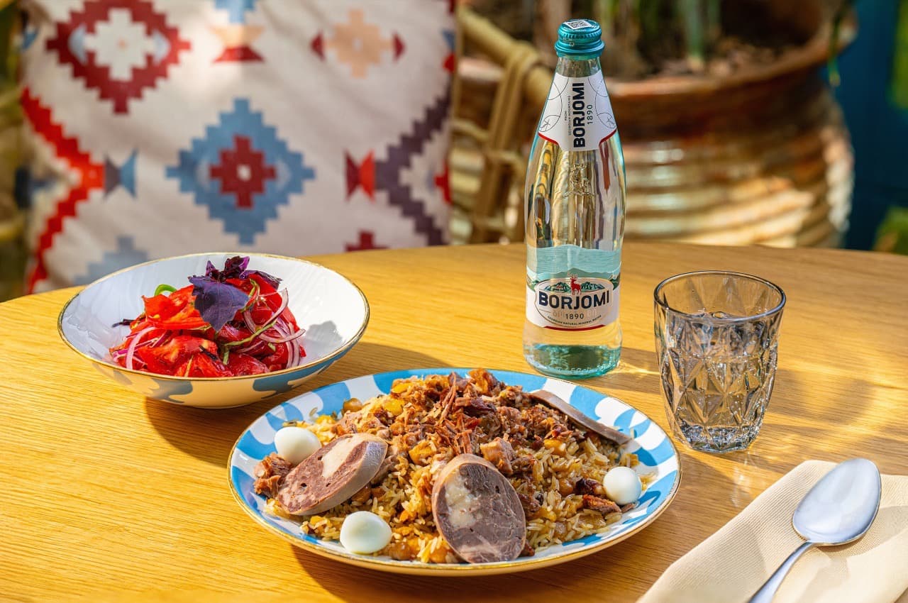 სადღესასწაულო ფლავი ცხვრის ხორცით, ქიშმიშითა და ნავატით