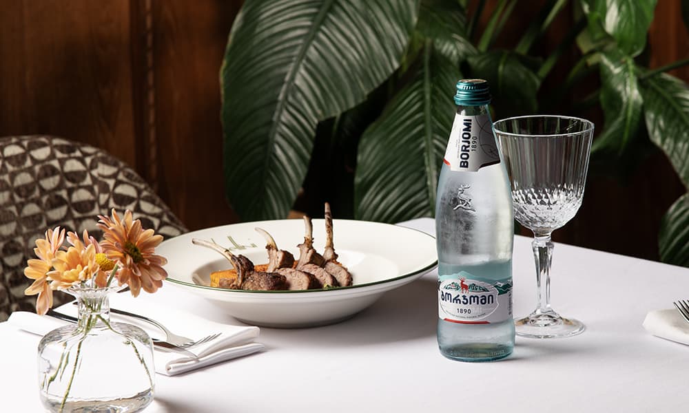 ბატკნის ნეკნები, გამომცხვარი ბატატის გარნირითა და ჩიმიჩურის სოუსით