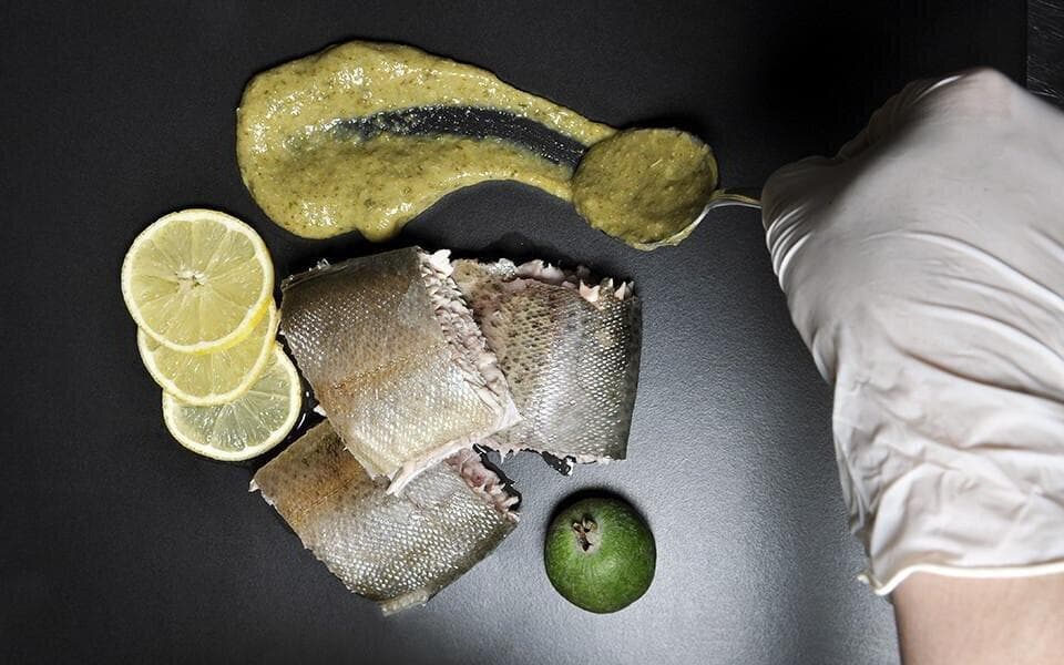 Feyxoa sousidagi gulmohi (forel)