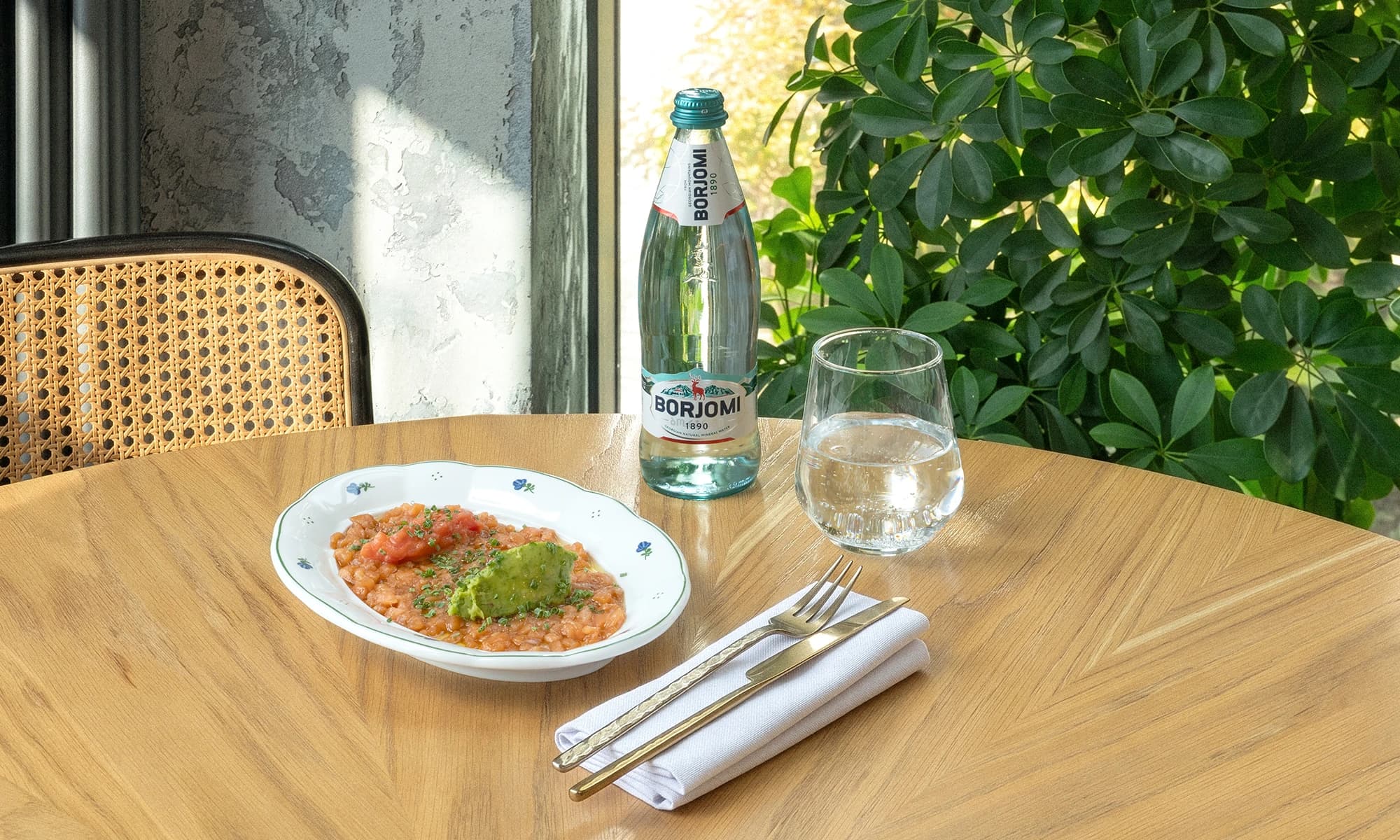 Avokado va tomatli ponzu bilan tayyorlangan losos tartari