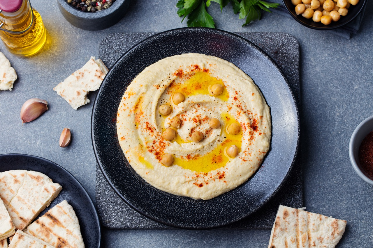 როგორ გავხადოთ ახლოაღმოსავლური დიპები უფრო მსუბუქი და არომატული მინერალური წყლის მეშვეობით