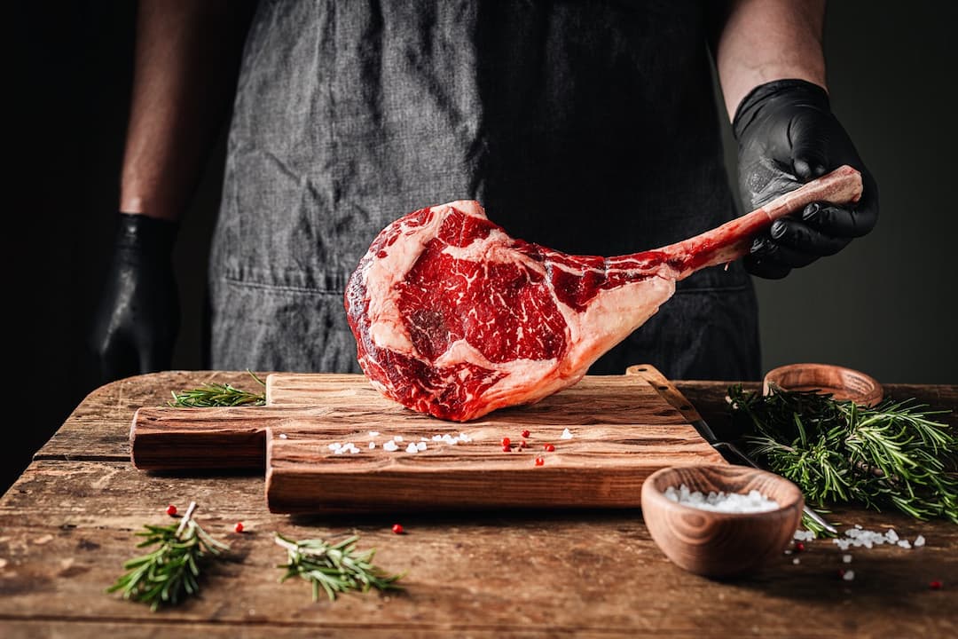 Как добиться идеальной текстуры и яркого вкуса томагавка с помощью щелочного маринада на минеральной воде