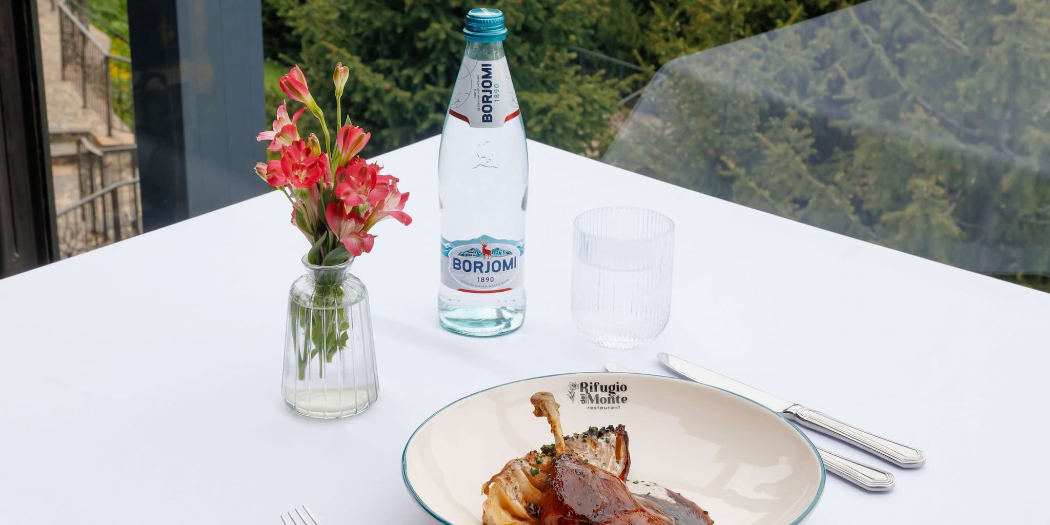 Утиная ножка конфи с томлёной капустой в сливочно-трюфельном соусе